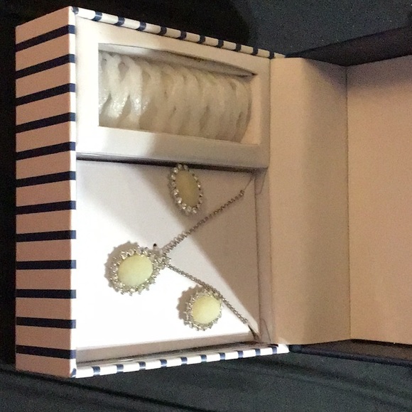 Necklace and post back earrings set - Picture 1 of 3